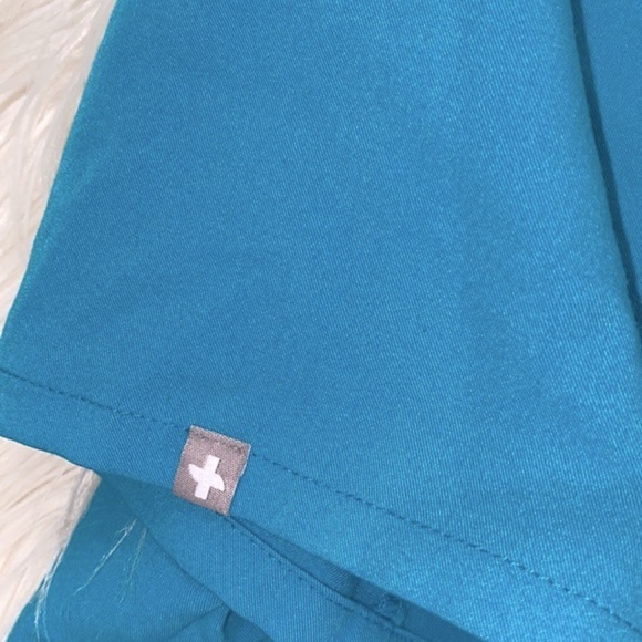 FIGS technical collection turquoise top Nurses scrub top size xsmall - Picture 4 of 5